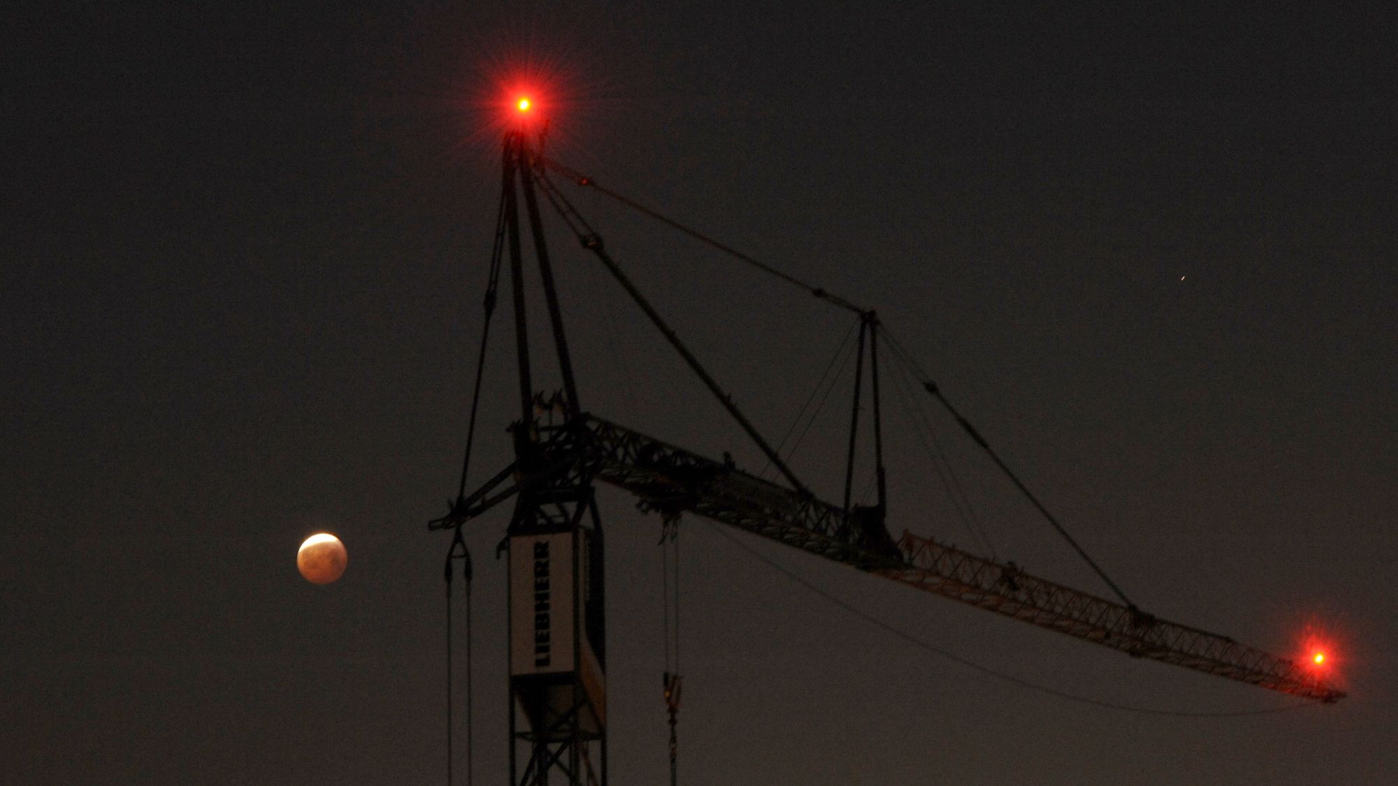 Mondfinsternis über dem Baukran an der Louisenstraße - Foto: Erich von DD.Photo