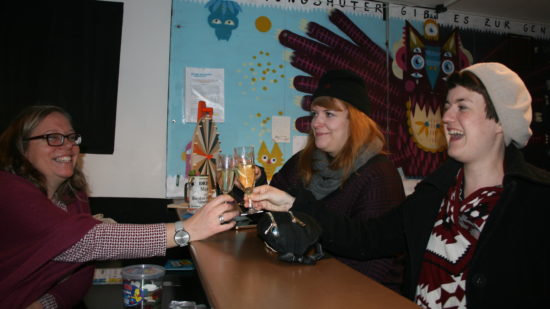 Prost auf die BRN - von links nach rechts: Ulla Wacker, Evelin Birke (Laika), Josefa Hose (Kultopia gGmbh)
