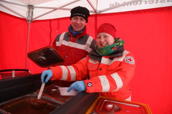 Katrin Dardritz (21) und Falk Döring (36) vom DRK Dresden versorgen die Helfer mit warmen Mahlzeiten (Nudeln mit Tomatensoße) - Foto: Roland Halkasch
