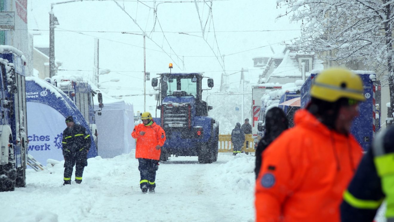 Das technische Hilfswerk war mit schwerem Gerät vor Ort. Foto: Roland Halkasch