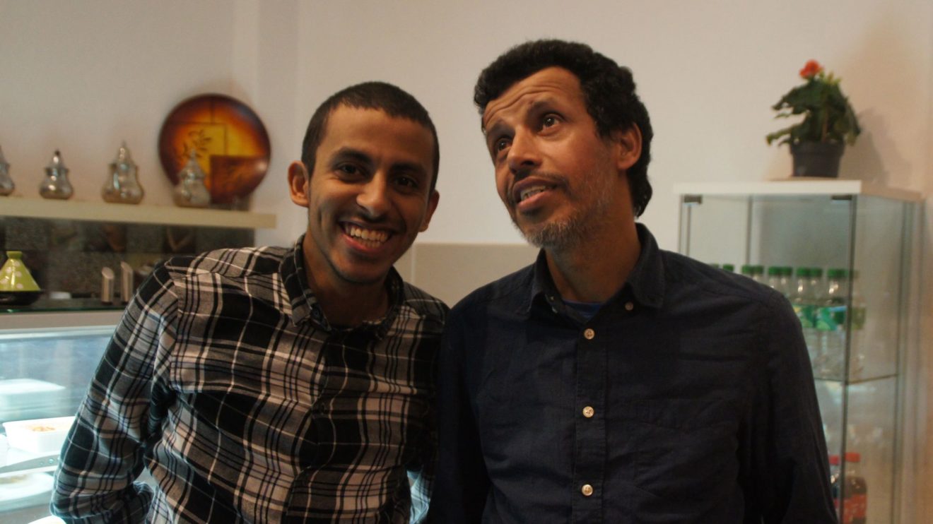 Mohamed (rechts) mit seinem Sohn Ilyes, der neben seinem Studium mit aushilft.