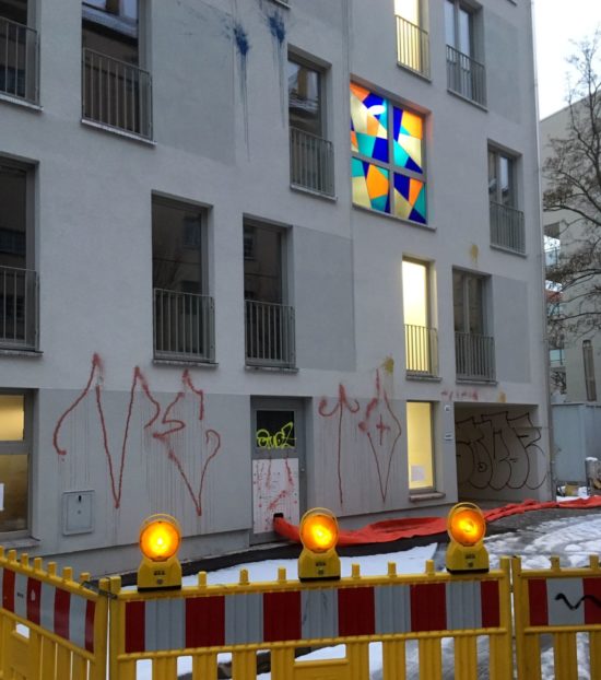 Rudolfstraße 15 mit Farbe attackiert - Foto: Jens R.