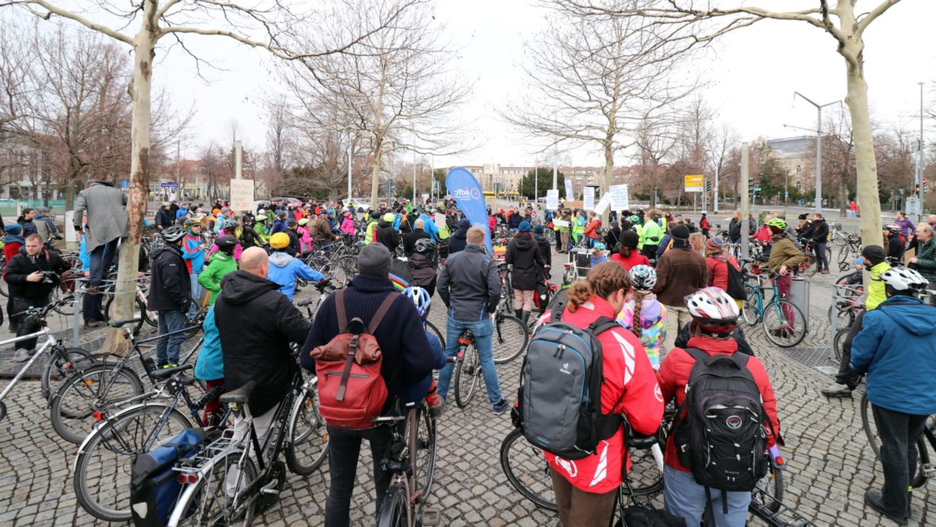 Mehr als 600 Radfahrer demonstrierten NeustadtGeflüster