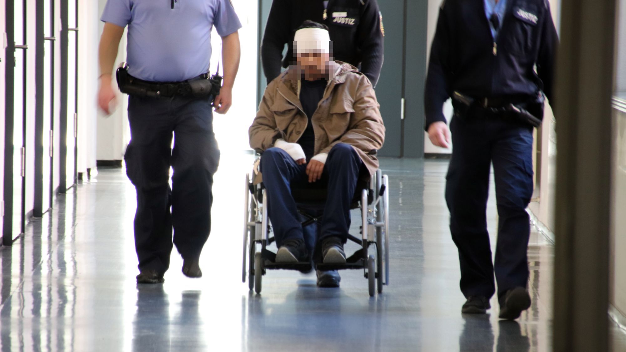 Mit Kopfverband und im Rollstuhl zur Verhandlung: Rami A. wurde zu drei Jahren und drei Monaten Haft verurteilt.