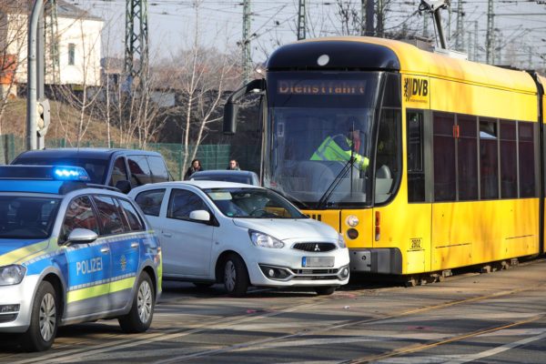 Unfall an der Marienbrücke. Foto: Roland Halkasch