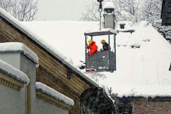 Mitarbeiter des THW befreiten das Dach vom Schnee. Foto: Roland Halkasch