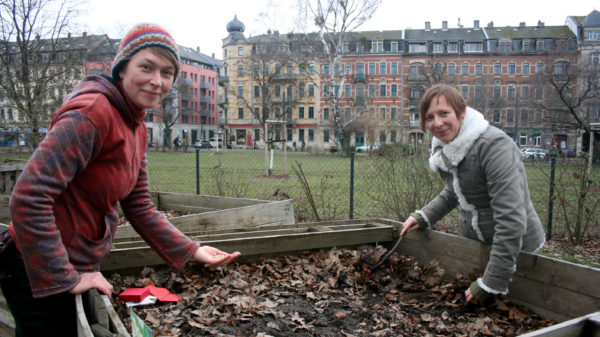 Julia Mertens und Anna Melnychuk vom gartenetzwerk Dresden laden zum Samen tauschen ein.