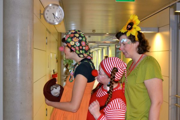 Farbenfreude in Klinik-Tristesse: Die MediClowns als Gäste auf der Kinderstation. Foto: MediClowns