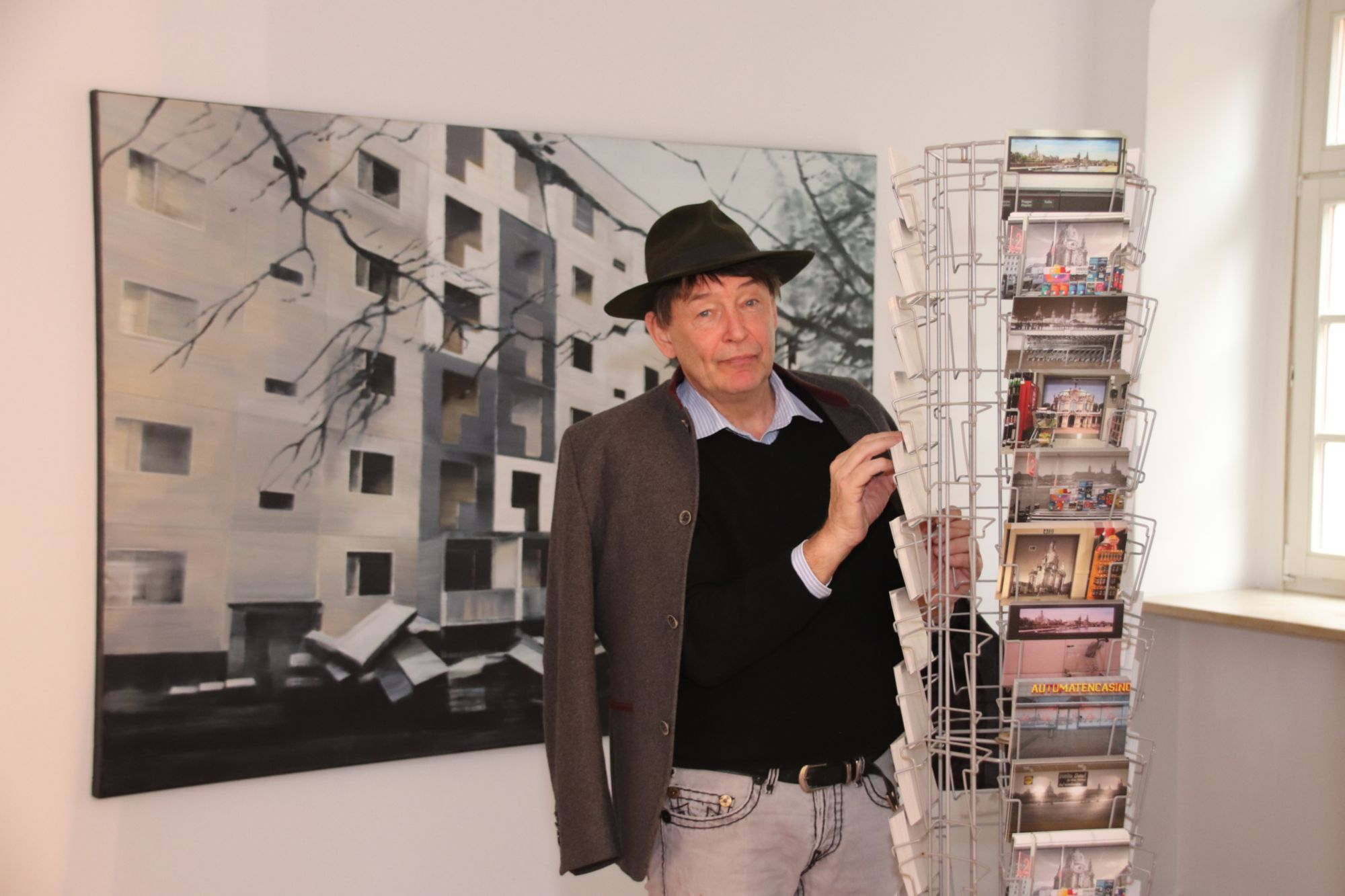 Holger John vor einem Bild von Beate Bilkenroth "Reicker Strasse 2" Öl auf Leinwand