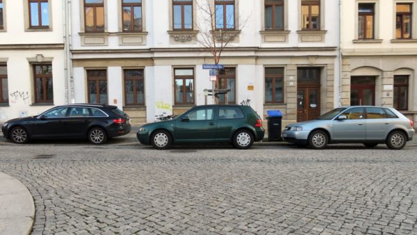 Gleich drei Falschparker wurden auf der Schönfelder Straße markiert. Nummer Eins parkt auf dem abgesenkten Bordstein, Nummer Zwei und Drei im Kreuzungsbereich.