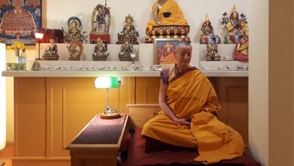 Die Zentrumslehrerin Kelsang Lobma. Als buddhistische Nonne hat sie ihr Leben der Suche nach dem Seelenfrieden durch Meditation verschrieben.