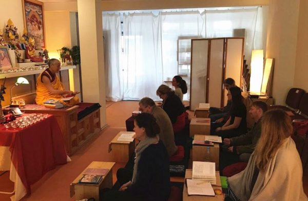 Im Meditationszentrum "Kadampa" wird nicht nur meditiert, sondern auch die Lehren des Buddha an die Gäste weitergegeben.