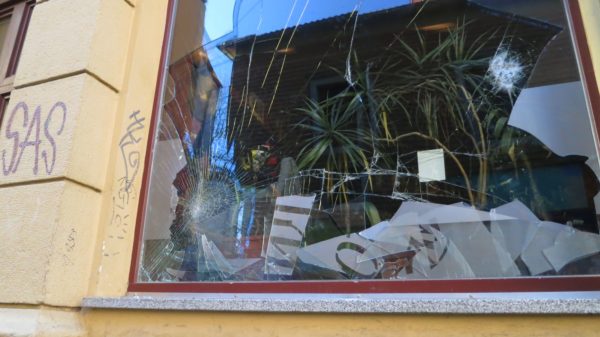 Zerstörte Schaufensterscheibe am Café Pawlow - Foto: Archiv 2014