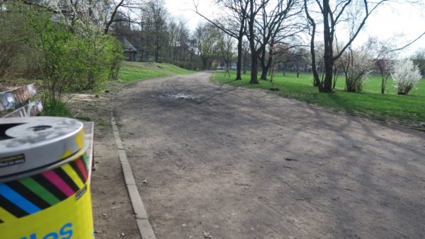 Auch der Weg der am Pavillon und den Tischtennisplatten vorbeiführt, soll erneuert werden.