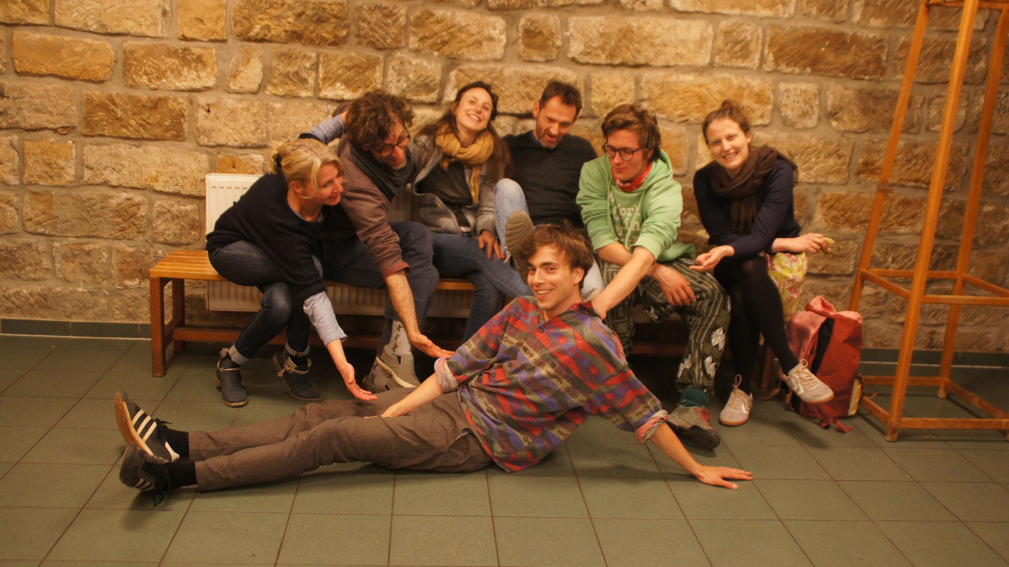 Die Impro-Theatergruppe "Elchtest": Kerstin, Nils, Melanie, Hendrik, Bene, Leila und vorn Clemens