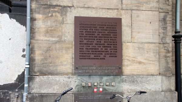 Gedenktafel am Bahnhof Neustadt