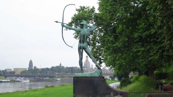 Das Elbufer der Neustadt beeindruckt mit Grünflächen und Bronzefiguren, die teilweise - wie hier der Bogenschütze von Ernst Moritz Geyger - als Denkmäler geschützt sind.