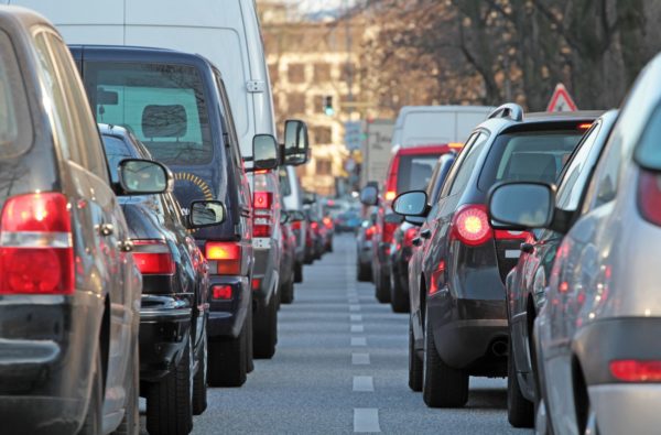 Verkehrswissenschaftler versprechen sich sehr viel von digitaler Ampelsteuerung, welche solche typischen Rush-Hour-Ampelstaus reduzieren würde. fotolia.com © Kara