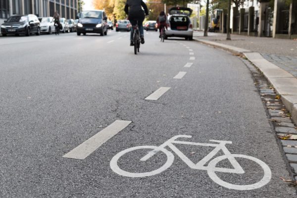 Ein zugeparkter Radweg in Dresden. Es sind auch tagtägliche Vorfälle wie diese, die dafür sorgen, dass der Druck auf Autofahrer wächst. Foto: fotolia.com © David.Sch