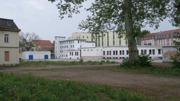 Zwischen der sogenannten Albertpassage und der Dentalkostmetik-Fabrik ist eine Fläche frei.