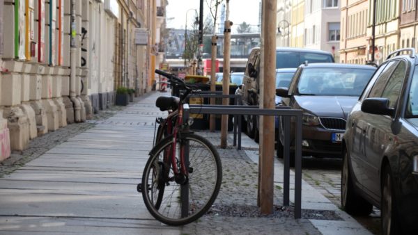 Radbügel gibt es an der Hechtstraße schon fast an jedem Baum.
