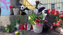 Anwohner*innen und Bekannte haben Blumen und Plüschtiere zum Gedenken an die beiden Kinder am Tatort abgelegt.
