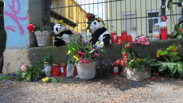 Anwohner*innen und Bekannte haben Blumen und Plüschtiere zum Gedenken an die beiden Kinder am Tatort abgelegt.