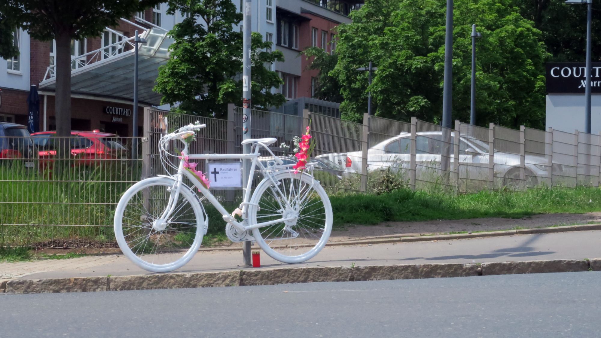 Ghostbike an der Rudolf-Leonhard-Straße