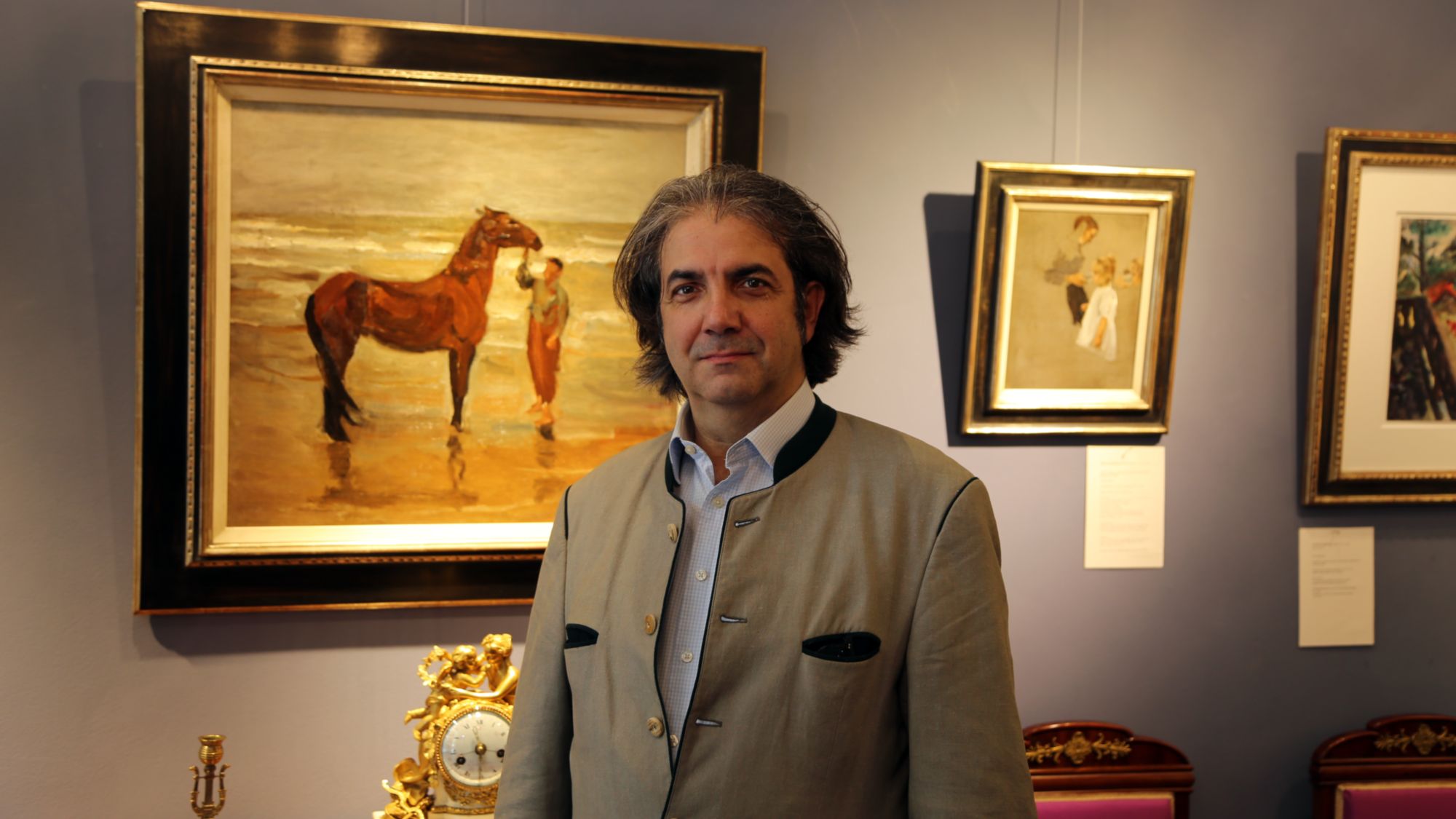 Galerist José Manuel Ladrón de Guevara vor Liebermanns "Junge mit Pferd am Strande"
