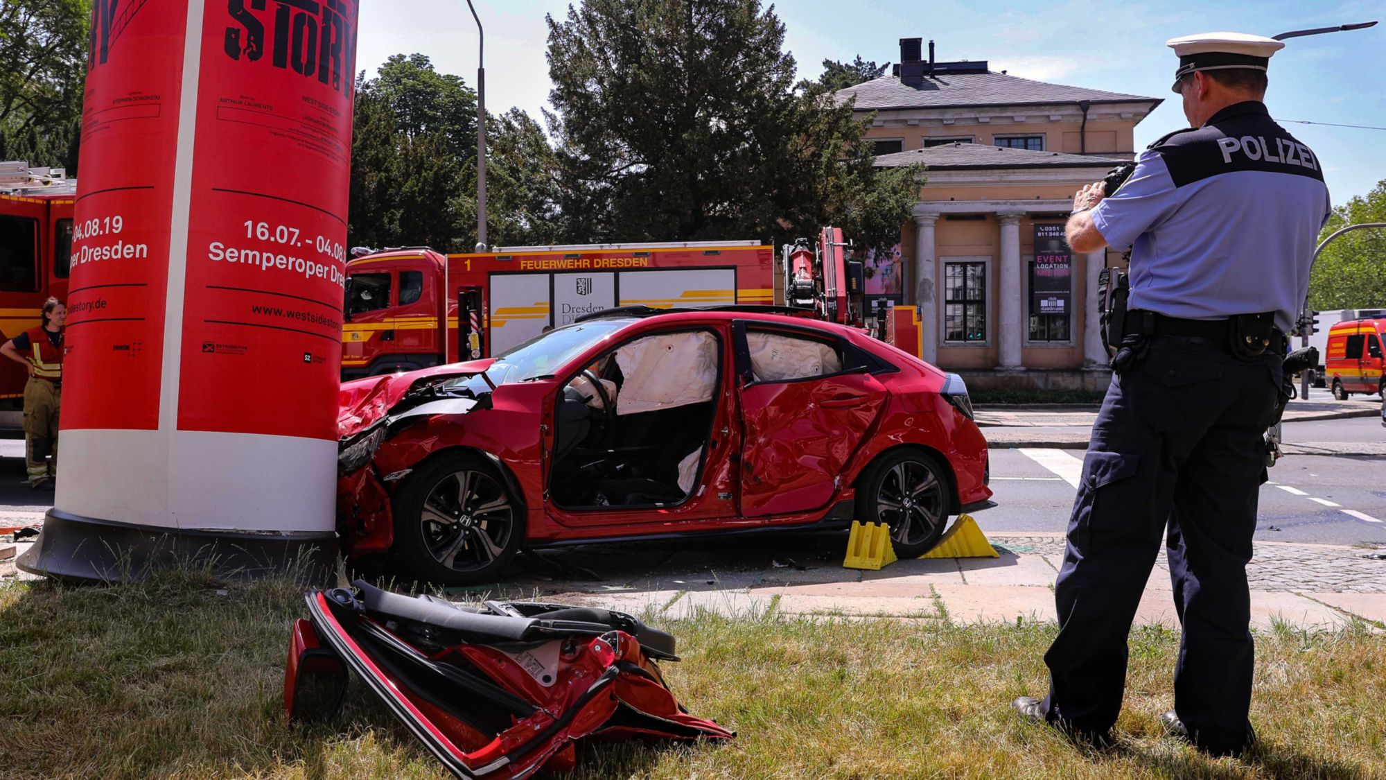 Drei Verletzte bei Verkehrsunfall am Palaisplatz. Foto: Tino Plunert