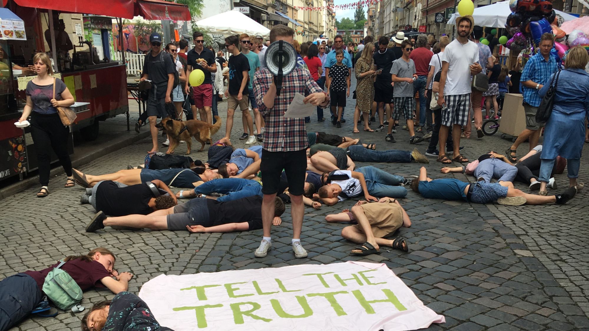 Aktion der Gruppe Instinction Rebellion auf der Louisenstraße