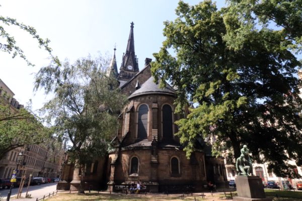 Neogotische Kirche inmitten der Neustadt.