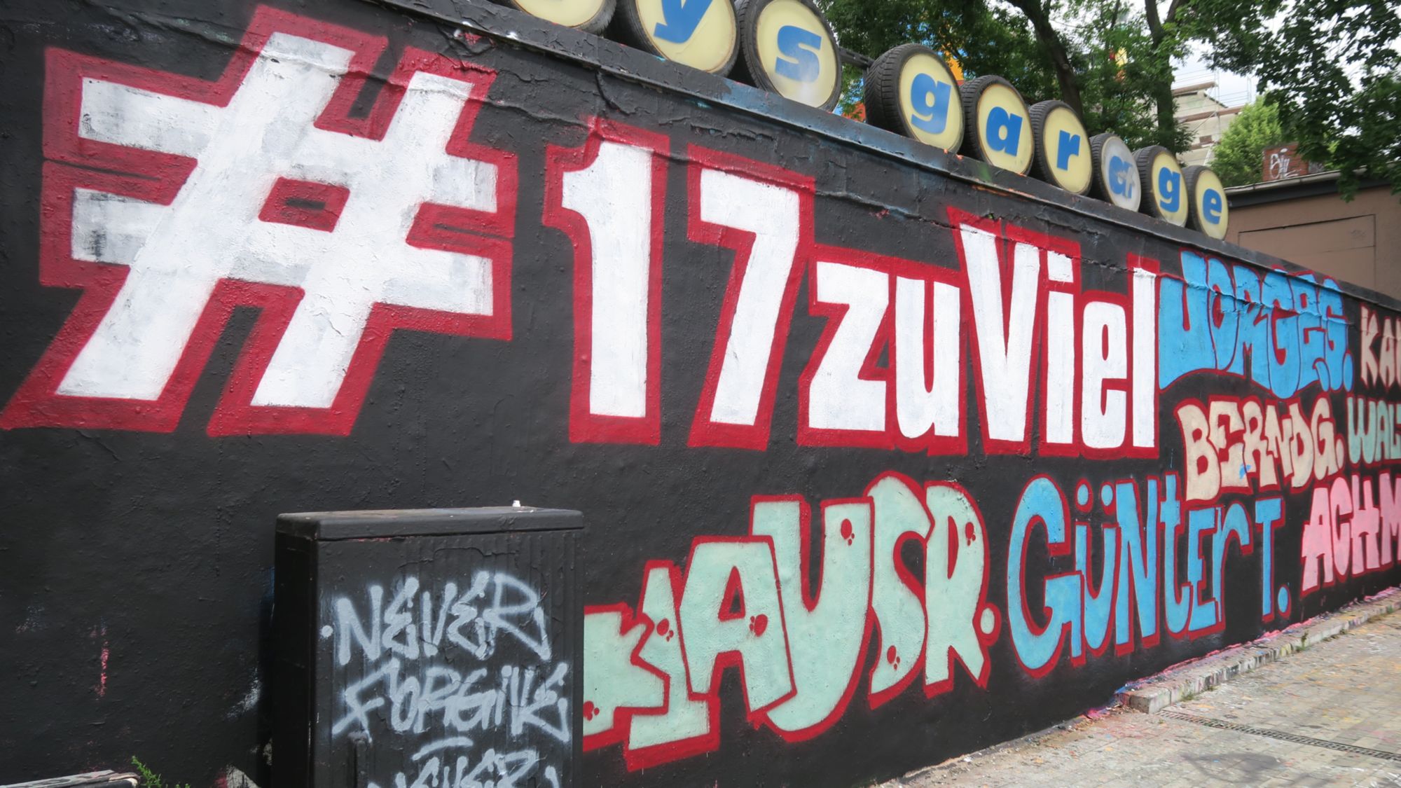 Neues Graffito an der Rückseite von Katys Garage: #17zuViel