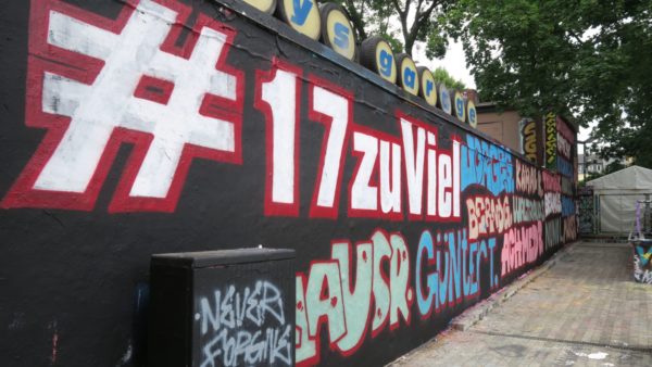 Neues Graffito an der Rückseite von Katys Garage: #17zuViel