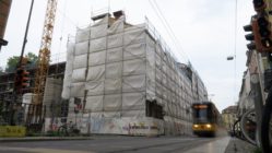 Aktuell ist die Baustelle der 15. Grundschule mit Planen verhüllt.