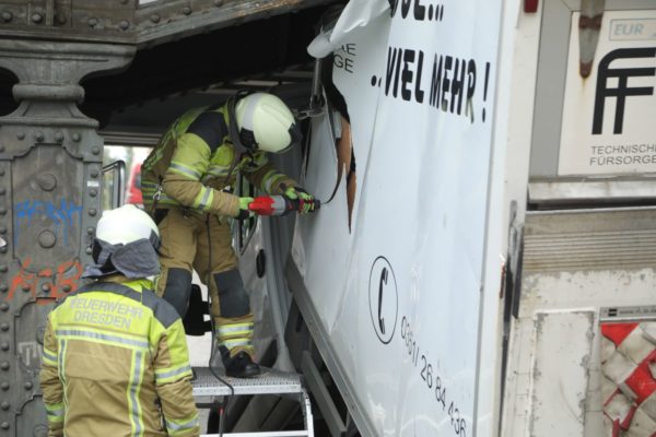 Die Feuerwehr zerlegt den Transporter, damit er geborgen werden kann. Foto: Roland Halkasch