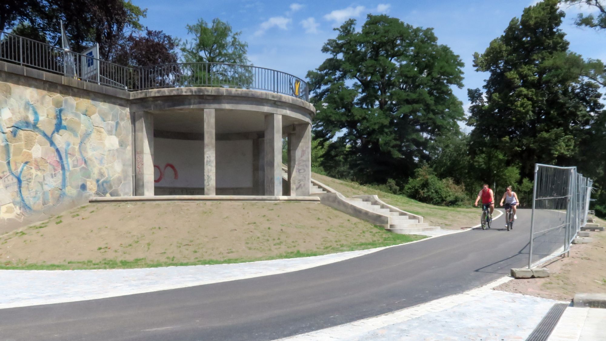 Der Pavillon an der Brücke wurde saniert.