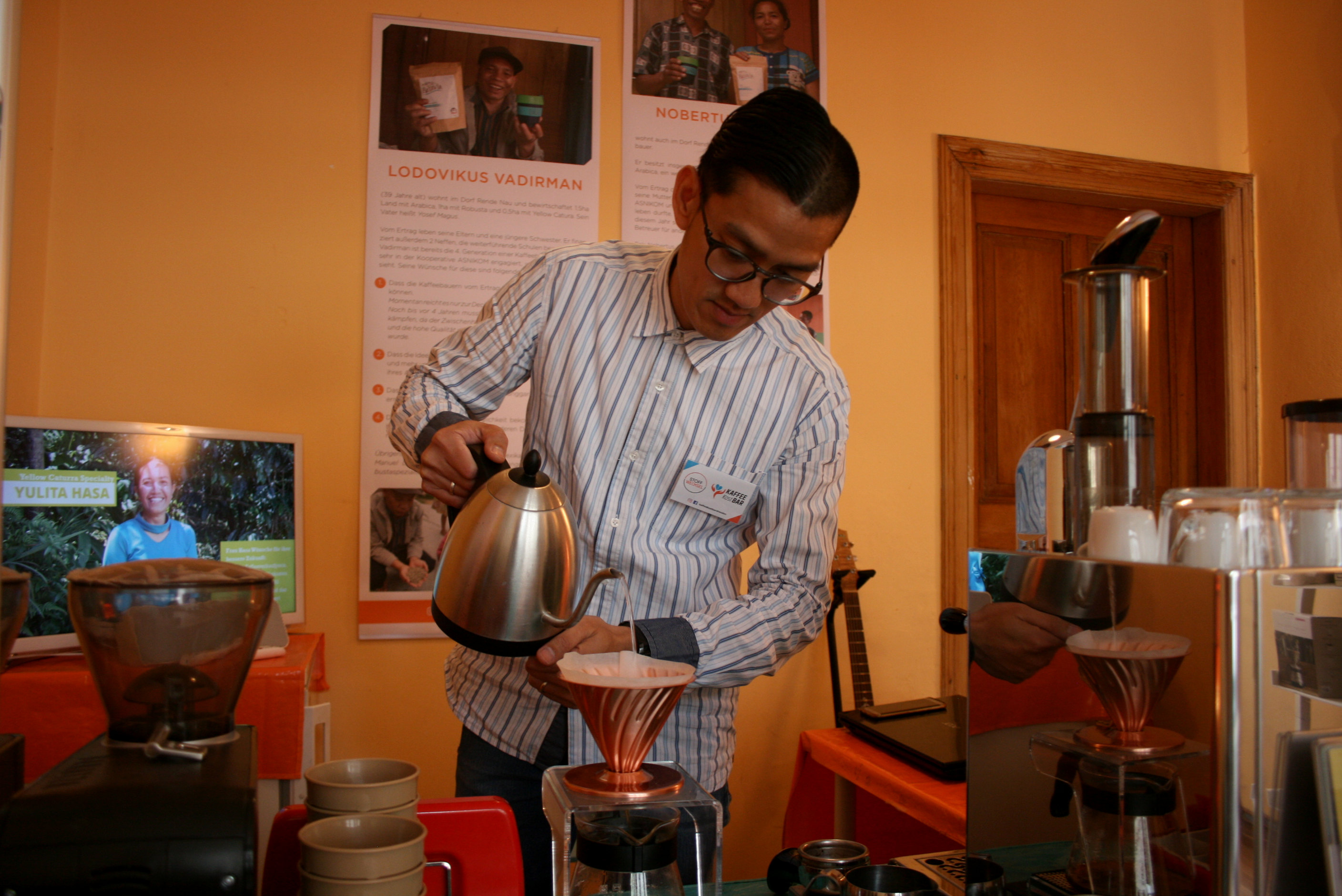 Nicolas zeigt eine Variante, Kaffee zu brühen.