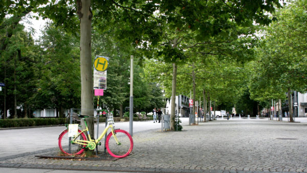Das bunte Fahrrad schaut dem Treiben am Jorge-Gomondai-Platz zu.