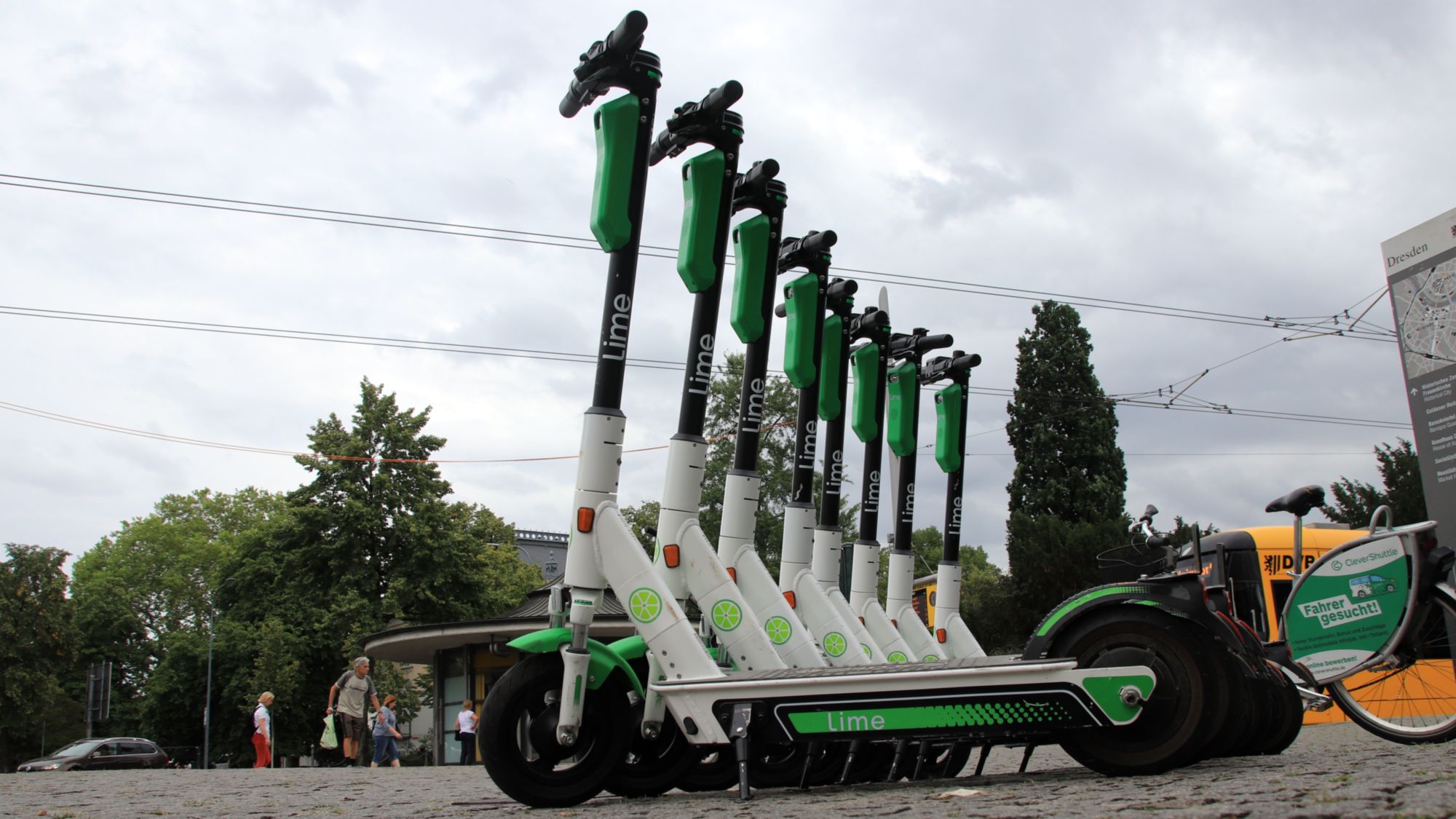 Mehr als 200 dieser grün-weißen Roller hat Lime in Dresden schon am Start.