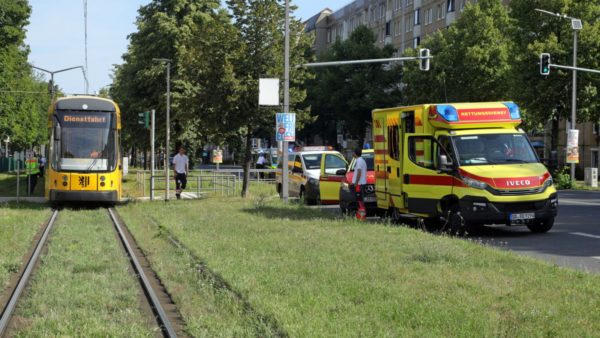 Der Verletzte wurde vor Ort behandelt. Foto: Roland Halkasch