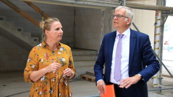 Stesad-Projektleiterin Katrin Sonntag und Schulbürgermeister Harmut Vorjohann