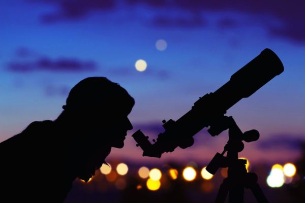 Den Sternenhimmel zu erkunden macht primär Spaß, wird aber schon nach kurzer Zeit ein ziemlich packendes Hobby. Foto: fotolia.com © astrosystem