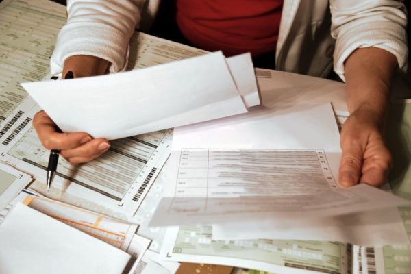 Unterlagen sortiert niemand gerne, weil es so viel Freizeit auffrisst. Schlaflosigkeit ist die vielleicht beste Gelegenheit dafür. Foto: fotolia.com © pattilabelle