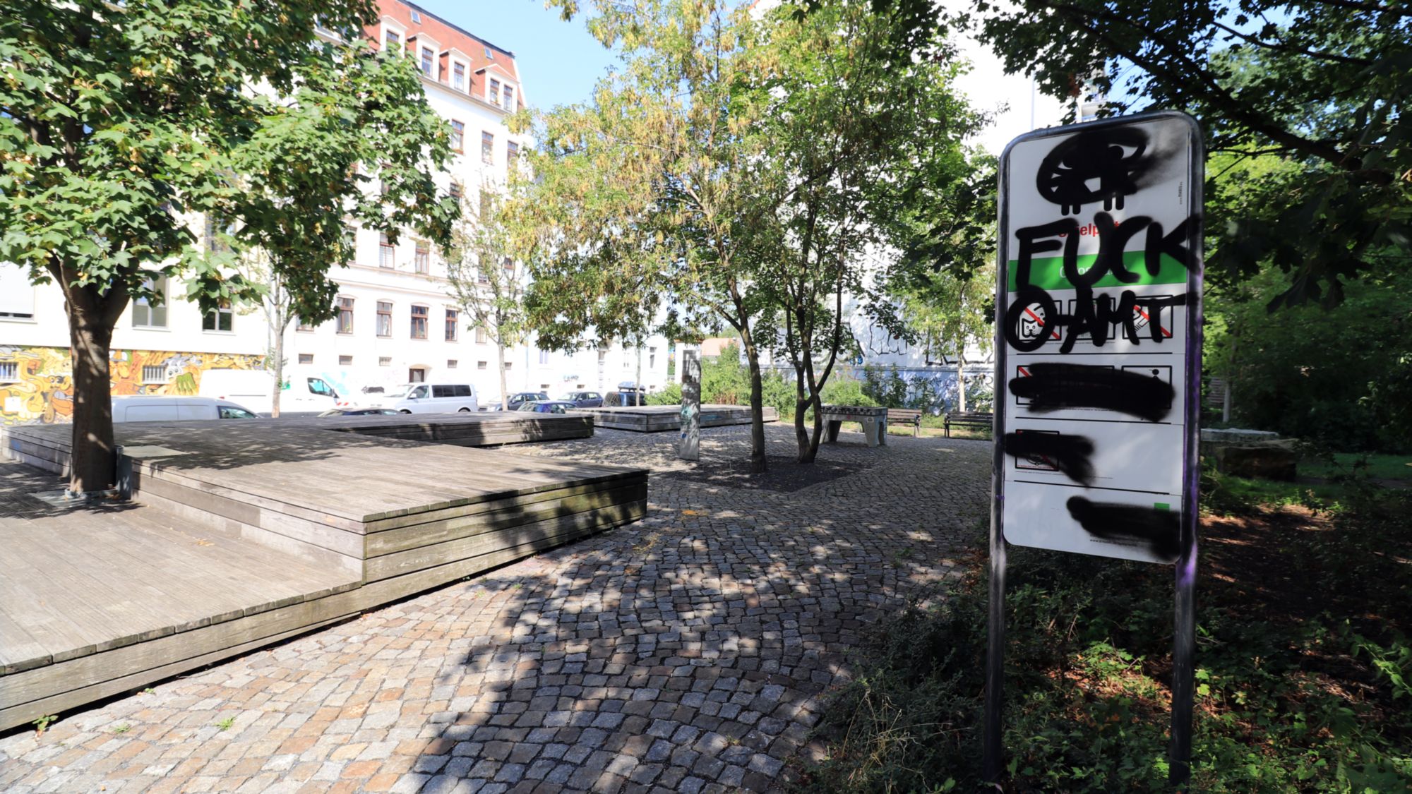 Beschmiertes Spielplatz-Schild