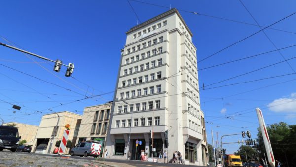 das Hochhaus dominiert den Albertplatz