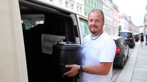 Mitgründer Felix Lehmann liefert Suppe (warm).