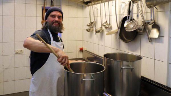 Hier rührt der Chef noch selbst im Topf - Jörg Bethge in der Suppenküche an der Prießnitzstraße.