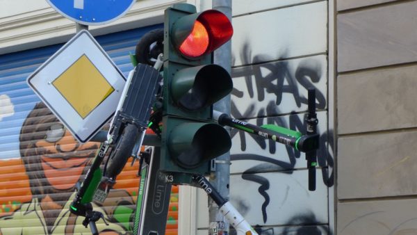 Elektroroller an der Ampel - Foto: Erich von DD.Photo