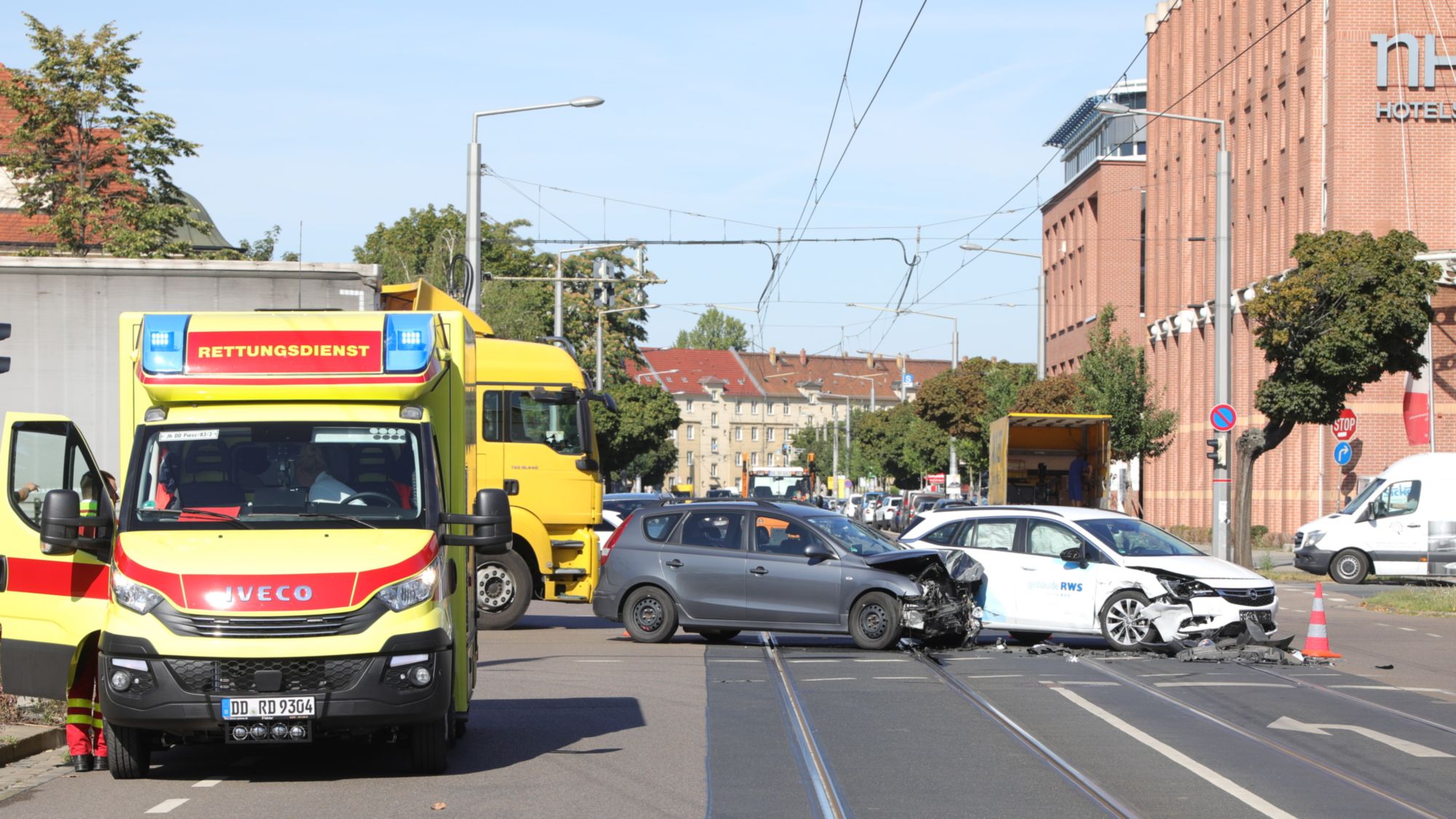 Drei Verletzte wurden mit Rettungswagen ins Krankenhaus gebracht. Foto: Roland Halkasch